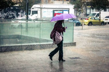 Tel Aviv, İsrail, 29 Aralık 2025. Yayalar şemsiyelerle yağmurda yürür Orta Doğu 'nun en modern şehirlerinden biri olan Tel Aviv sokaklarında..