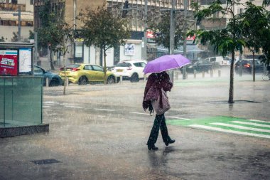 Tel Aviv, İsrail, 29 Aralık 2025. Yayalar şemsiyelerle yağmurda yürür Orta Doğu 'nun en modern şehirlerinden biri olan Tel Aviv sokaklarında..