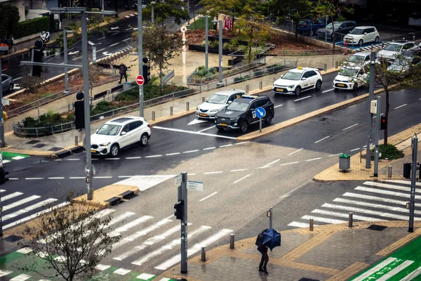Tel Aviv, İsrail, 29 Aralık 2025. Tel Aviv şehir merkezinde trafik hâlâ yoğun. Tel Aviv 'de tercih edilen ulaşım yolları arasında arabalar ve otobüsler yer alıyor..