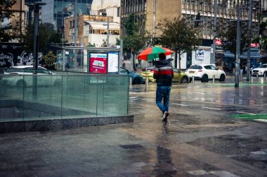 Tel Aviv, İsrail, 29 Aralık 2025. Yayalar şemsiyelerle yağmurda yürür Orta Doğu 'nun en modern şehirlerinden biri olan Tel Aviv sokaklarında..