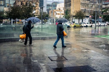 Tel Aviv, İsrail, 29 Aralık 2025. Yayalar şemsiyelerle yağmurda yürür Orta Doğu 'nun en modern şehirlerinden biri olan Tel Aviv sokaklarında..