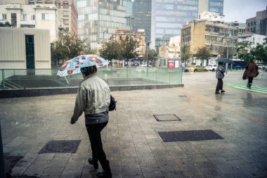 Tel Aviv, İsrail, 29 Aralık 2025. Yayalar şemsiyelerle yağmurda yürür Orta Doğu 'nun en modern şehirlerinden biri olan Tel Aviv sokaklarında..