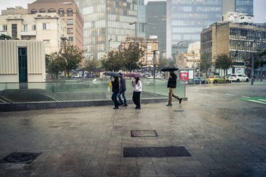 Tel Aviv, İsrail, 29 Aralık 2025. Yayalar şemsiyelerle yağmurda yürür Orta Doğu 'nun en modern şehirlerinden biri olan Tel Aviv sokaklarında..
