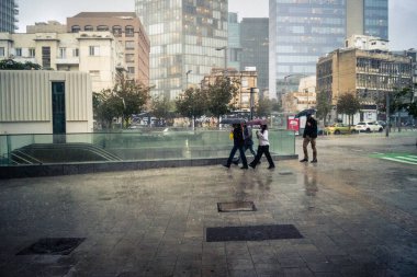 Tel Aviv, İsrail, 29 Aralık 2025. Yayalar şemsiyelerle yağmurda yürür Orta Doğu 'nun en modern şehirlerinden biri olan Tel Aviv sokaklarında..