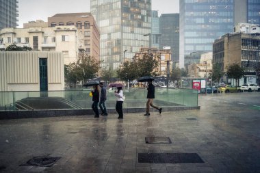 Tel Aviv, İsrail, 29 Aralık 2025. Yayalar şemsiyelerle yağmurda yürür Orta Doğu 'nun en modern şehirlerinden biri olan Tel Aviv sokaklarında..