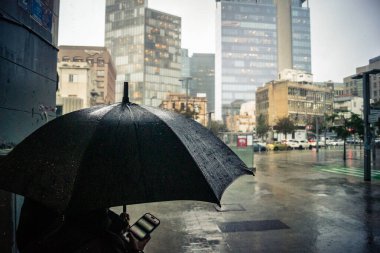 Tel Aviv, İsrail, 29 Aralık 2025. Yayalar şemsiyelerle yağmurda yürür Orta Doğu 'nun en modern şehirlerinden biri olan Tel Aviv sokaklarında..