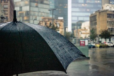 Tel Aviv, İsrail, 29 Aralık 2025. Yayalar şemsiyelerle yağmurda yürür Orta Doğu 'nun en modern şehirlerinden biri olan Tel Aviv sokaklarında..