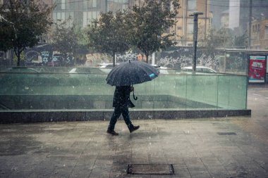 Tel Aviv, İsrail, 29 Aralık 2025. Yayalar şemsiyelerle yağmurda yürür Orta Doğu 'nun en modern şehirlerinden biri olan Tel Aviv sokaklarında..