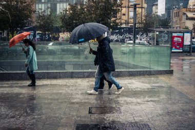 Tel Aviv, İsrail, 29 Aralık 2025. Yayalar şemsiyelerle yağmurda yürür Orta Doğu 'nun en modern şehirlerinden biri olan Tel Aviv sokaklarında..