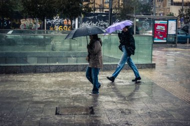 Tel Aviv, İsrail, 29 Aralık 2025. Yayalar şemsiyelerle yağmurda yürür Orta Doğu 'nun en modern şehirlerinden biri olan Tel Aviv sokaklarında..