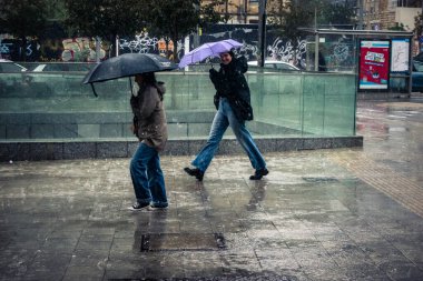 Tel Aviv, İsrail, 29 Aralık 2025. Yayalar şemsiyelerle yağmurda yürür Orta Doğu 'nun en modern şehirlerinden biri olan Tel Aviv sokaklarında..