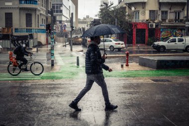 Tel Aviv, İsrail, 29 Aralık 2025. Yayalar şemsiyelerle yağmurda yürür Orta Doğu 'nun en modern şehirlerinden biri olan Tel Aviv sokaklarında..