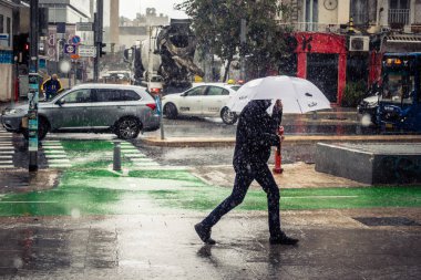 Tel Aviv, İsrail, 29 Aralık 2025. Yayalar şemsiyelerle yağmurda yürür Orta Doğu 'nun en modern şehirlerinden biri olan Tel Aviv sokaklarında..