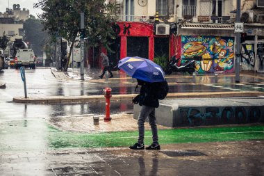 Tel Aviv, İsrail, 29 Aralık 2025. Yayalar şemsiyelerle yağmurda yürür Orta Doğu 'nun en modern şehirlerinden biri olan Tel Aviv sokaklarında..