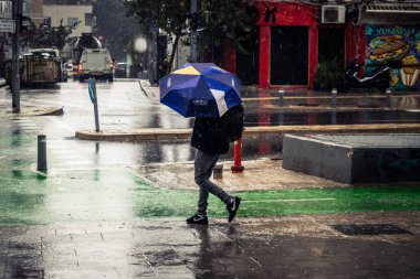 Tel Aviv, İsrail, 29 Aralık 2025. Yayalar şemsiyelerle yağmurda yürür Orta Doğu 'nun en modern şehirlerinden biri olan Tel Aviv sokaklarında..