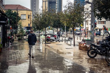 Tel Aviv, İsrail, 29 Aralık 2025. Yayalar şemsiyelerle yağmurda yürür Orta Doğu 'nun en modern şehirlerinden biri olan Tel Aviv sokaklarında..