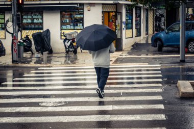 Tel Aviv, İsrail, 29 Aralık 2025. Yayalar şemsiyelerle yağmurda yürür Orta Doğu 'nun en modern şehirlerinden biri olan Tel Aviv sokaklarında..