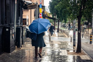 Tel Aviv, İsrail, 29 Aralık 2025. Yayalar şemsiyelerle yağmurda yürür Orta Doğu 'nun en modern şehirlerinden biri olan Tel Aviv sokaklarında..
