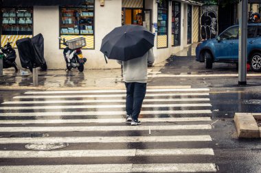 Tel Aviv, İsrail, 29 Aralık 2025. Yayalar şemsiyelerle yağmurda yürür Orta Doğu 'nun en modern şehirlerinden biri olan Tel Aviv sokaklarında..