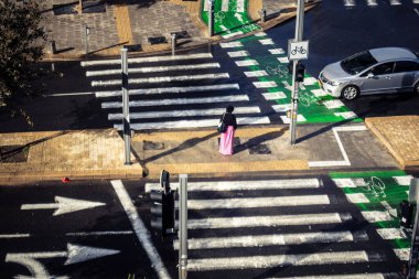 Tel Aviv, İsrail, 29 Aralık 2025. Yayalar şemsiyelerle yağmurda yürür Orta Doğu 'nun en modern şehirlerinden biri olan Tel Aviv sokaklarında..