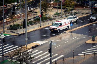Tel Aviv, İsrail, 29 Aralık 2025. Magen David Adom (MDA) ambulansı Tel Aviv, İsrail sokaklarında acil durum ışıklarıyla yol alıyor. Kentsel acil servis sahnesi.