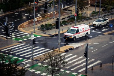Tel Aviv, İsrail, 29 Aralık 2025. Magen David Adom (MDA) ambulansı Tel Aviv, İsrail sokaklarında acil durum ışıklarıyla yol alıyor. Kentsel acil servis sahnesi.