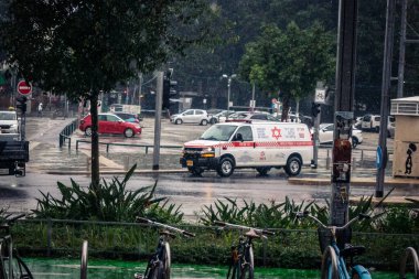 Tel Aviv, İsrail, 29 Aralık 2025. Magen David Adom (MDA) ambulansı Tel Aviv, İsrail sokaklarında acil durum ışıklarıyla yol alıyor. Kentsel acil servis sahnesi.