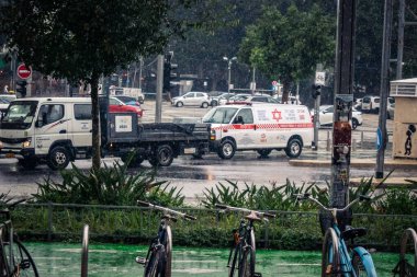 Tel Aviv, İsrail, 29 Aralık 2025. Magen David Adom (MDA) ambulansı Tel Aviv, İsrail sokaklarında acil durum ışıklarıyla yol alıyor. Kentsel acil servis sahnesi.