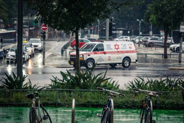 Tel Aviv, İsrail, 29 Aralık 2025. Magen David Adom (MDA) ambulansı Tel Aviv, İsrail sokaklarında acil durum ışıklarıyla yol alıyor. Kentsel acil servis sahnesi.
