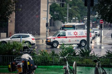 Tel Aviv, İsrail, 29 Aralık 2025. Magen David Adom (MDA) ambulansı Tel Aviv, İsrail sokaklarında acil durum ışıklarıyla yol alıyor. Kentsel acil servis sahnesi.