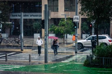 Tel Aviv, İsrail, 29 Aralık 2025. Magen David Adom (MDA) ambulansı Tel Aviv, İsrail sokaklarında acil durum ışıklarıyla yol alıyor. Kentsel acil servis sahnesi.