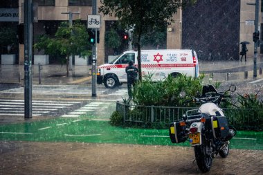 Tel Aviv, İsrail, 29 Aralık 2025. Magen David Adom (MDA) ambulansı Tel Aviv, İsrail sokaklarında acil durum ışıklarıyla yol alıyor. Kentsel acil servis sahnesi.
