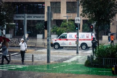 Tel Aviv, İsrail, 29 Aralık 2025. Magen David Adom (MDA) ambulansı Tel Aviv, İsrail sokaklarında acil durum ışıklarıyla yol alıyor. Kentsel acil servis sahnesi.