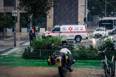 Tel Aviv, İsrail, 29 Aralık 2025. Magen David Adom (MDA) ambulansı Tel Aviv, İsrail sokaklarında acil durum ışıklarıyla yol alıyor. Kentsel acil servis sahnesi.