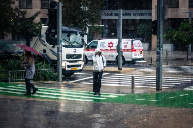 Tel Aviv, İsrail, 29 Aralık 2025. Magen David Adom (MDA) ambulansı Tel Aviv, İsrail sokaklarında acil durum ışıklarıyla yol alıyor. Kentsel acil servis sahnesi.