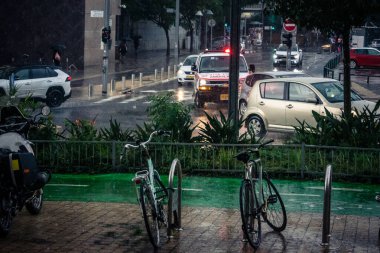 Tel Aviv, İsrail, 29 Aralık 2025. Magen David Adom (MDA) ambulansı Tel Aviv, İsrail sokaklarında acil durum ışıklarıyla yol alıyor. Kentsel acil servis sahnesi.