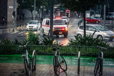 Tel Aviv, İsrail, 29 Aralık 2025. Magen David Adom (MDA) ambulansı Tel Aviv, İsrail sokaklarında acil durum ışıklarıyla yol alıyor. Kentsel acil servis sahnesi.