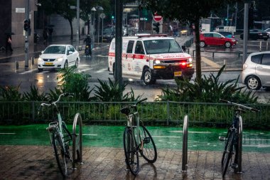 Tel Aviv, İsrail, 29 Aralık 2025. Magen David Adom (MDA) ambulansı Tel Aviv, İsrail sokaklarında acil durum ışıklarıyla yol alıyor. Kentsel acil servis sahnesi.