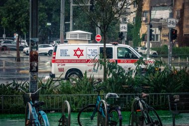 Tel Aviv, İsrail, 29 Aralık 2025. Magen David Adom (MDA) ambulansı Tel Aviv, İsrail sokaklarında acil durum ışıklarıyla yol alıyor. Kentsel acil servis sahnesi.