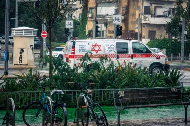 Tel Aviv, İsrail, 29 Aralık 2025. Magen David Adom (MDA) ambulansı Tel Aviv, İsrail sokaklarında acil durum ışıklarıyla yol alıyor. Kentsel acil servis sahnesi.