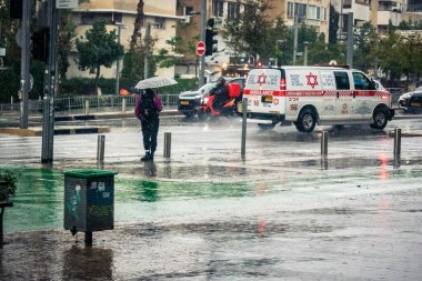 Tel Aviv, İsrail, 29 Aralık 2025. Magen David Adom (MDA) ambulansı Tel Aviv, İsrail sokaklarında acil durum ışıklarıyla yol alıyor. Kentsel acil servis sahnesi.