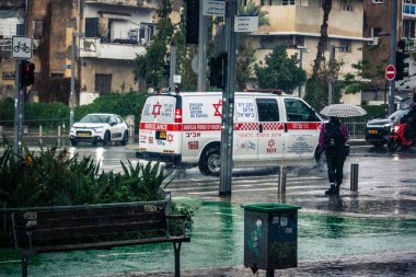 Tel Aviv, İsrail, 29 Aralık 2025. Magen David Adom (MDA) ambulansı Tel Aviv, İsrail sokaklarında acil durum ışıklarıyla yol alıyor. Kentsel acil servis sahnesi.