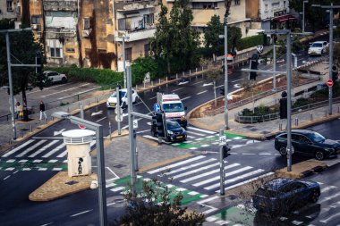 Tel Aviv, İsrail, 29 Aralık 2025. Magen David Adom (MDA) ambulansı Tel Aviv, İsrail sokaklarında acil durum ışıklarıyla yol alıyor. Kentsel acil servis sahnesi.