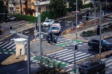Tel Aviv, İsrail, 29 Aralık 2025. Magen David Adom (MDA) ambulansı Tel Aviv, İsrail sokaklarında acil durum ışıklarıyla yol alıyor. Kentsel acil servis sahnesi.