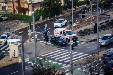 Tel Aviv, İsrail, 29 Aralık 2025. Magen David Adom (MDA) ambulansı Tel Aviv, İsrail sokaklarında acil durum ışıklarıyla yol alıyor. Kentsel acil servis sahnesi.