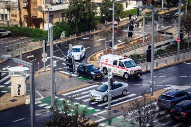 Tel Aviv, İsrail, 29 Aralık 2025. Magen David Adom (MDA) ambulansı Tel Aviv, İsrail sokaklarında acil durum ışıklarıyla yol alıyor. Kentsel acil servis sahnesi.