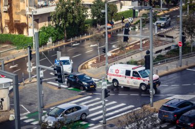 Tel Aviv, İsrail, 29 Aralık 2025. Magen David Adom (MDA) ambulansı Tel Aviv, İsrail sokaklarında acil durum ışıklarıyla yol alıyor. Kentsel acil servis sahnesi.
