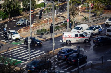 Tel Aviv, İsrail, 29 Aralık 2025. Magen David Adom (MDA) ambulansı Tel Aviv, İsrail sokaklarında acil durum ışıklarıyla yol alıyor. Kentsel acil servis sahnesi.