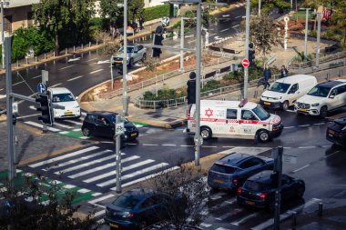 Tel Aviv, İsrail, 29 Aralık 2025. Magen David Adom (MDA) ambulansı Tel Aviv, İsrail sokaklarında acil durum ışıklarıyla yol alıyor. Kentsel acil servis sahnesi.