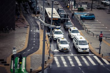 Tel Aviv, İsrail, 29 Aralık 2025. Tel Aviv sokaklarından geçen bir taksi. Her gün şehir ulaşımı ve şehir hayatı.